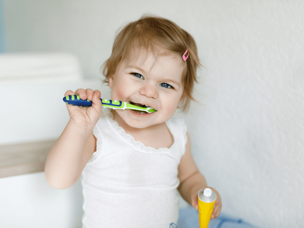 copil mic se spala pe dinti singur cu periuta de dinti